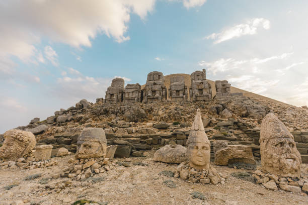 гигантские статуи богов на горе немрут. - turkish culture nemrud dagh adiyaman antiquities стоковые фото и изображения