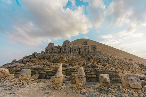 гигантские статуи богов на горе немрут. - turkish culture nemrud dagh adiyaman antiquities стоковые фото и изображения