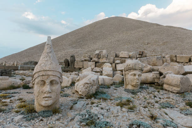 гигантские статуи богов на горе немрут. - turkish culture nemrud dagh adiyaman antiquities стоковые фото и изображения