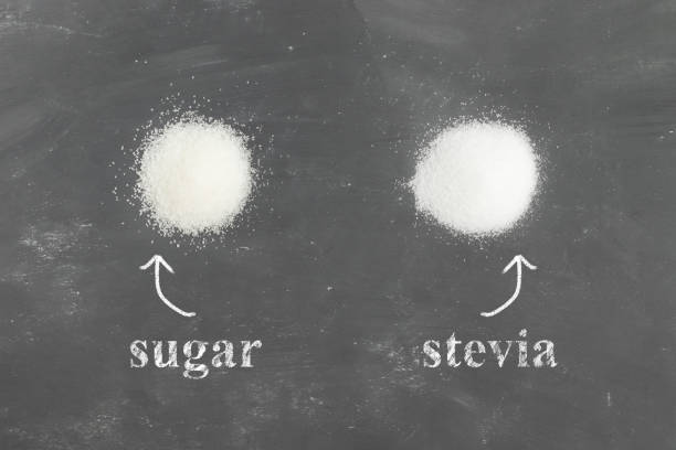 белый сахар и стевия с деревенскими надписями на серой доске - sweetleaf стоковые фото и изображения