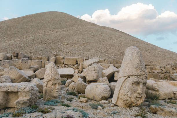 гигантские статуи богов на горе немрут. - turkish culture nemrud dagh adiyaman antiquities стоковые фото и изображения