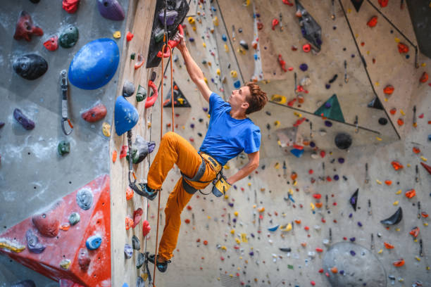 체육관에서 강한 21 세 남성 스포츠 클라이머 스케일링 벽 - climbing wall rock climbing holding reaching 뉴스 사진 이미지