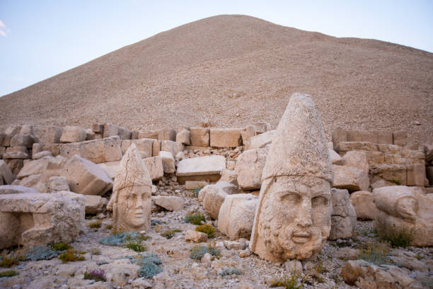 gigantyczne posągi bogów na górze nemrut. - turkish culture nemrud dagh adiyaman antiquities zdjęcia i obrazy z banku zdjęć