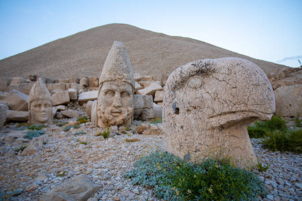 gigantyczne posągi bogów na górze nemrut. - turkish culture nemrud dagh adiyaman antiquities zdjęcia i obrazy z banku zdjęć