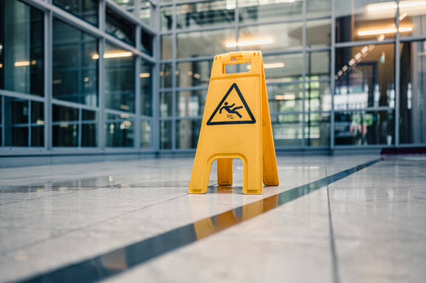 señal de advertencia resbaladiza - caido fotografías e imágenes de stock