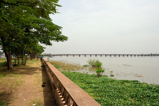 Bamako, Mali: view of the Niger River and Martyrs Bridge from the corniche, Blvd October 22 - connects Avenue Fleuve in the north and Avenue de l'Unite Africain in the south.