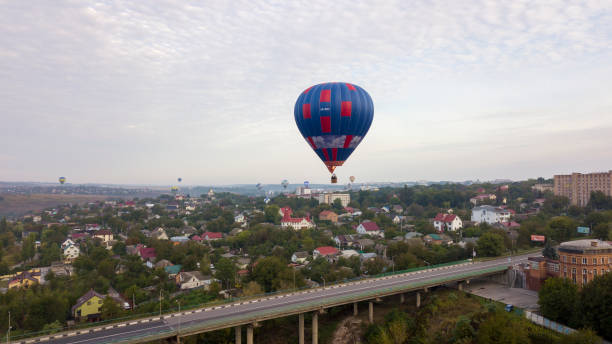 kamyanets podolsk balloon festival, poranna inauguracja. zachmurzenie nad mostem na stare miasto - podolsk zdjęcia i obrazy z banku zdjęć
