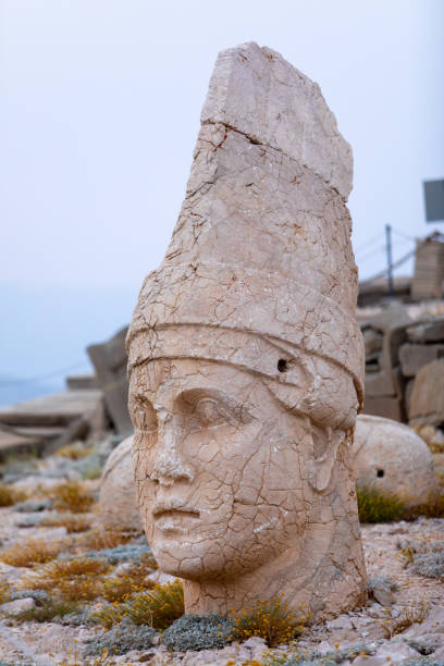 gigantyczne posągi bogów na górze nemrut. - turkish culture nemrud dagh adiyaman antiquities zdjęcia i obrazy z banku zdjęć