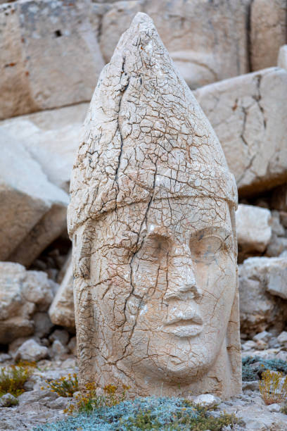 gigantyczne posągi bogów na górze nemrut. - turkish culture nemrud dagh adiyaman antiquities zdjęcia i obrazy z banku zdjęć