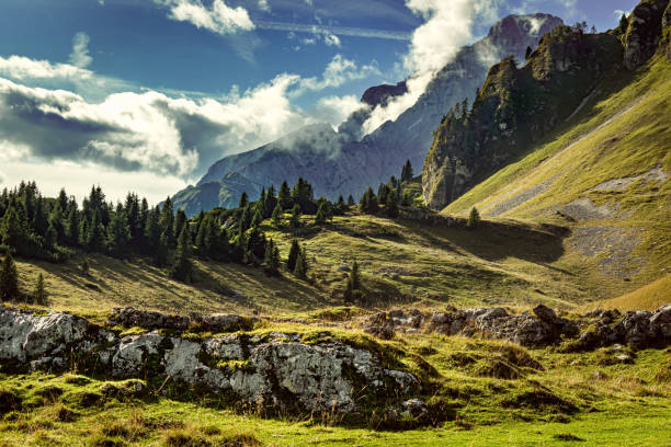 beeindruckende berglandschaft. ewige pläne, dolomiten bellunesi nationalpark, italien - beauty in nature belluno clear sky color image stock-fotos und bilder