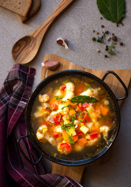 zupa jarzynowa z kalafiorem, laurem i innymi warzywami - zupa jarzynowa zdjęcia i obrazy z banku zdjęć