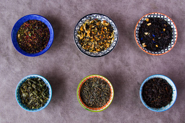 conjunto de chá seco à base de plantas e naturais - jasmine tea leaf dry green tea - fotografias e filmes do acervo