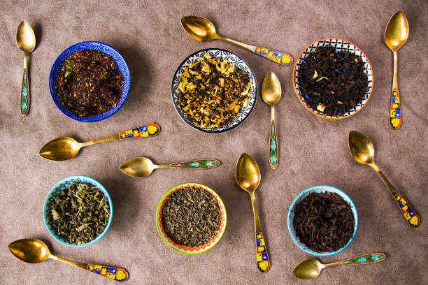 травяной и натуральный сухой чайный набор - jasmine tea leaf dry green tea стоковые фото и изображения