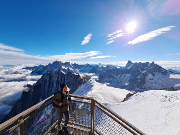 aiguille du midi'den manzaraya bakan kadın. chamonix iğneleri, mont blanc, haute-savoie, alpler, fransa - aiguille de midi dağı stok fotoğraflar ve resimler