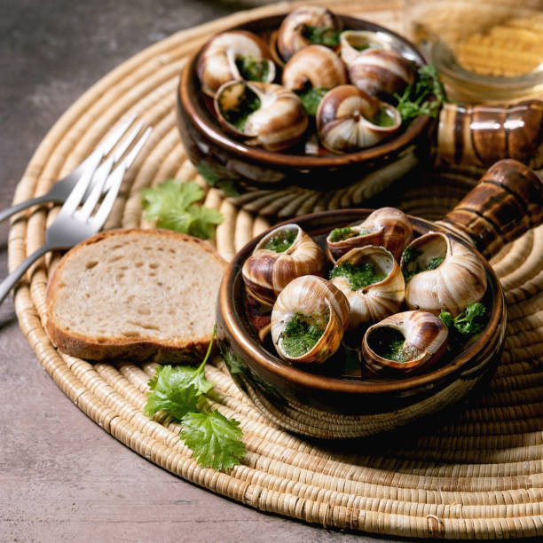 escargots de bourgogne - garlic butter snail garlic herb photos et images de collection