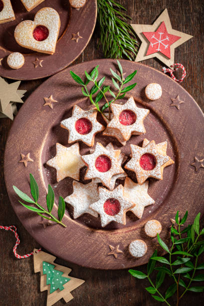 köstliche buntglasplätzchen als kleine weihnachtssüßigkeiten - cookie heart shape shortbread christmas stock-fotos und bilder