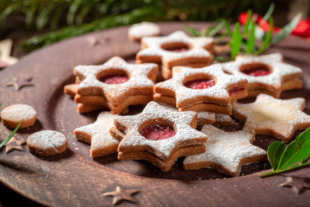 handgemachte buntglas-cookies mit weihnachtsschmuck und misteln - cookie heart shape shortbread christmas stock-fotos und bilder