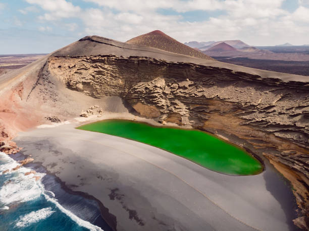 cratère volcanique avec un lac vert dans el golfo, lanzarote, espagne. vue aérienne - lanzarote canary islands volcano green photos et images de collection