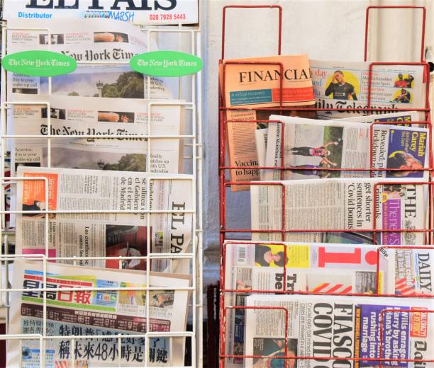 verschiedene zeitungen in einem londoner kiosk erhältlich - times up stock-fotos und bilder