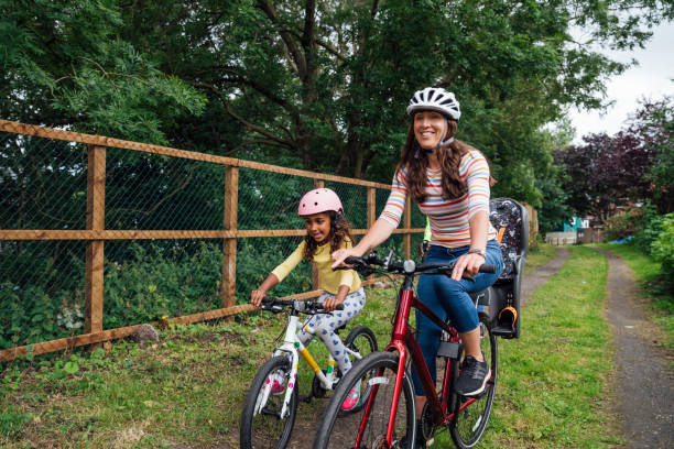 passeio de bicicleta mãe e filha - summer family clothing exploration - fotografias e filmes do acervo