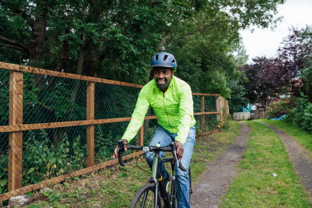 levando a bicicleta para o trabalho - vitality clothing adventure mode of transport - fotografias e filmes do acervo