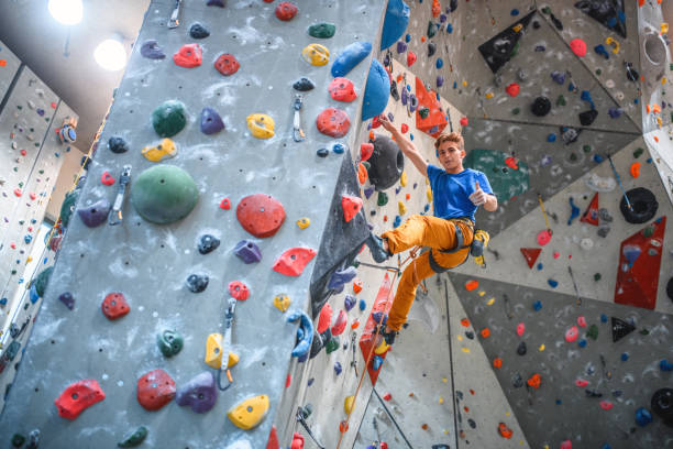 candid portrait of male sport climber gesturing thumb up - 5105 imagens e fotografias de stock