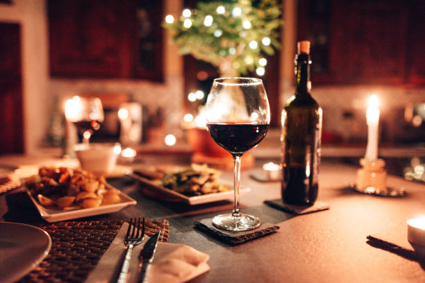 tisch für das abendessen eingerichtet - restaurant wine food dinner stock-fotos und bilder