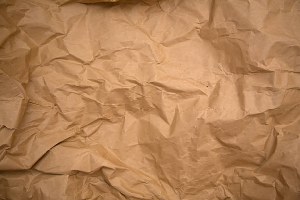 textura abstracta detallada de papel de envoltura arrugado. papel de artesanía viejo. antecedentes abstractos - brown paper paper crushed wrinkled fotografías e imágenes de stock