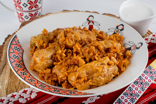 El sarma es un plato de vid, rollos de repollo rellenos de carne picada. Tradicional rumano, griego photo