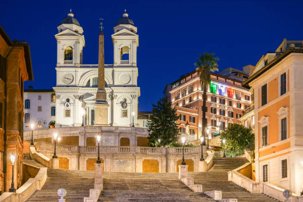 une scène nocturne de la place d’espagne et de l’église de la trinité des monts dans le cœur baroque de rome - piazza di spagna spanish steps church trinita dei monti photos et images de collection