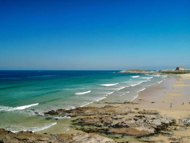 looking across the famous fistral beach on a sunny day - surfboard fin imagens e fotografias de stock