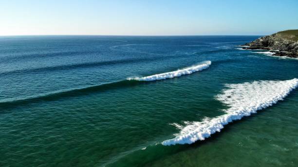 ломая волны в привлекательных синих водах ньюквей, корнуолл - tide aerial view wave uk стоковые фото и изображения