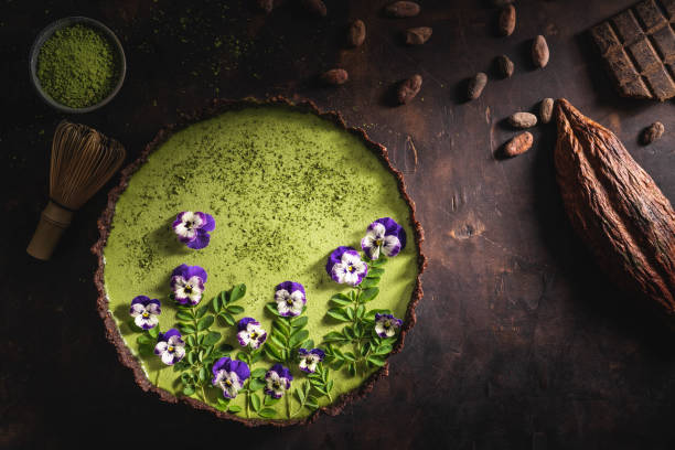 thé matcha et chocolat superfood tarte moringa et fleurs pansy - tart dessert chocolate fruit photos et images de collection