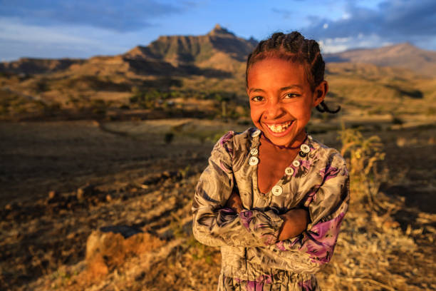 verticale de jeune fille africaine, afrique de l’est - africa child village smiling photos et images de collection