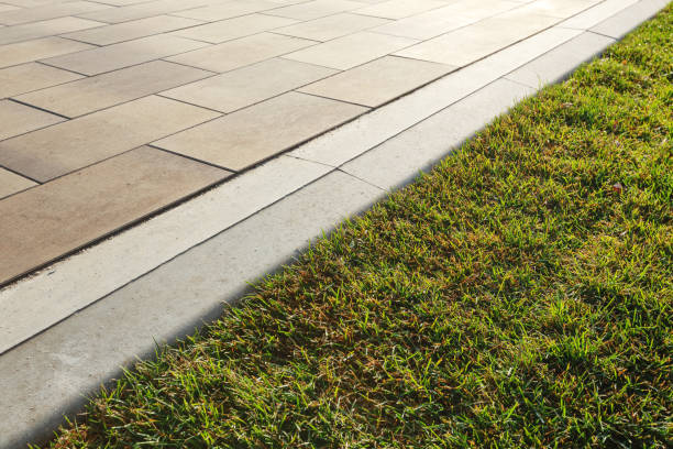 istock Smooth transition from sidewalk to lawn over a gentle curb. 1278620290