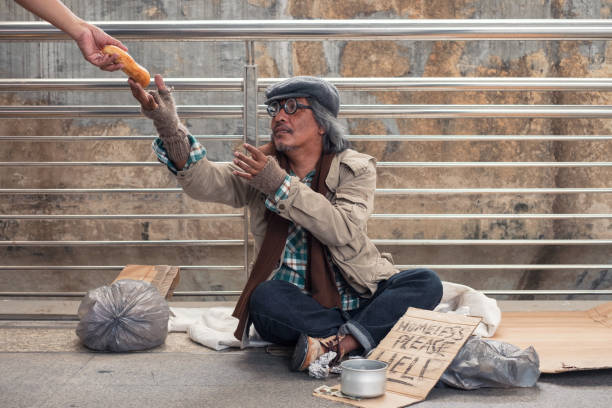 mendigo sin hogar envejecido tendero llegar a conseguir pan en la mano del donante en el puente - pauper fotografías e imágenes de stock