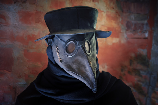Máscara de plaga, sombrero y traje de Doctor medieval. photo