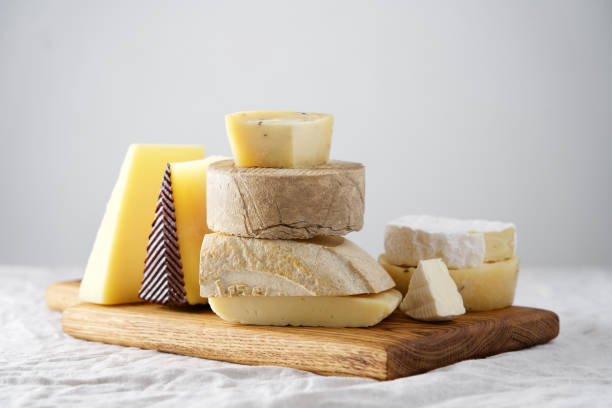 diverse soort kaas, traditionele stukken van spaanse, franse, italiaanse kaas. lichte achtergrond met kopieerruimte, tabel met grijs linnen tafelkleed - cheese stockfoto's en -beelden