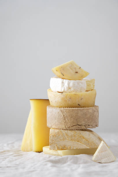 vários tipos de queijo, peças tradicionais de queijo espanhol, francês, italiano. fundo leve com espaço de cópia, mesa com toalha de mesa de linho cinza - cheese delicatessen italian culture variation - fotografias e filmes do acervo