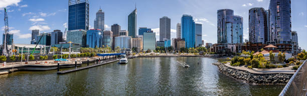 панорамный вид на элизабет куэй и центральный деловой район в перте, австралия - swan river стоковые фото и изображения