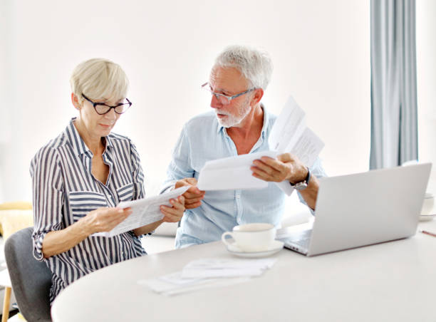 여자 남자 금융 수석 은퇴 커플 홈 빌 문서 서류 서류 종이 세금 - senior couple senior adult pension couple 뉴스 사진 이미지