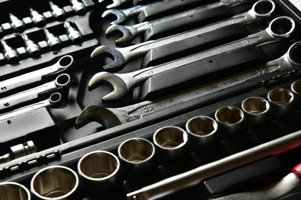 conjunto de chaves chave chave cromada e chave inglesa, kit com alça de catraca e soquetes, ferramentas para reparar carro no caso - mechanic tools - fotografias e filmes do acervo