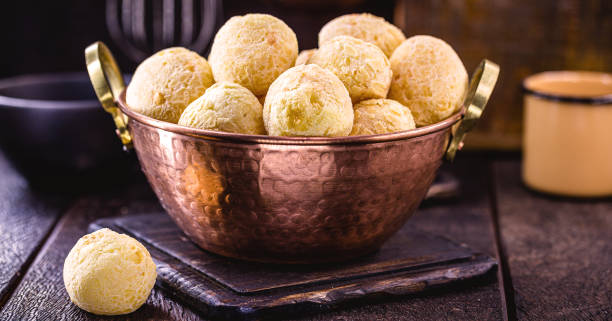 brasilianisches käsebrot, in einem kupfer-metall-topf, mit pünktlichem fokus. traditionelle sanitätskost aus dem bundesstaat minas gerais. - muffin cheese bakery breakfast stock-fotos und bilder