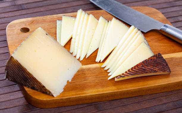 pecorino di pecora stagionato a fette - formaggio di pecora foto e immagini stock