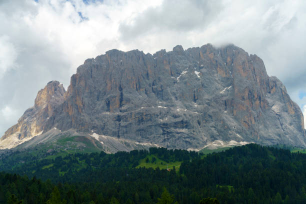 paesaggio montano lungo la strada per il passo sella, dolomiti - sella pass foto e immagini stock