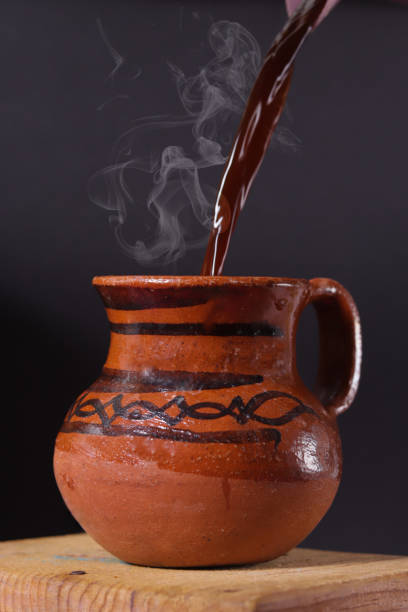 servieren von heißem kaffee in einem schlammglas - gattung kasarkas stock-fotos und bilder