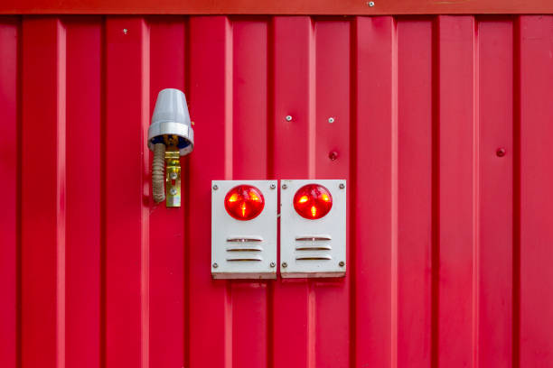 建物の赤い壁に音と光の警報システムブロック。 - hunting horn flash ストックフォトと画像