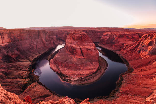 herradura doblar al atardecer - majestic mountain river horseshoe bend fotografías e imágenes de stock