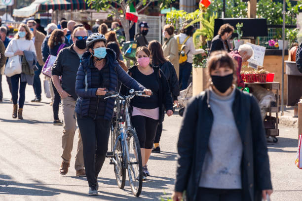 ジャン・タロン市場でコロナウイルスのフェイスマスクを着用した多くの人々 - farmers market montreal canada market ストックフォトと画像