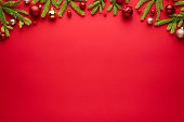 モミの装飾でクリスマスや新年の赤い背景